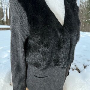 Simply Vera Vera Wang. Casual Gray Sweater W/Black Faux Fur. XLg. $25.